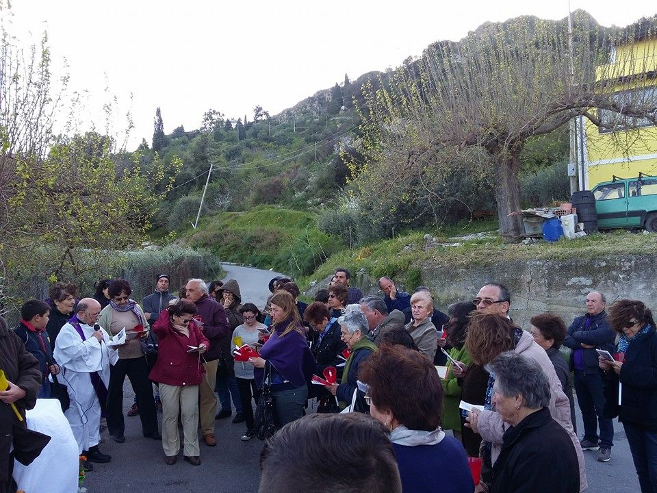 Un momento della Via Crucis delle Contrade